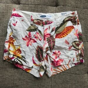 Old Navy White Floral Print Mid Rise Everyday Short Size 2